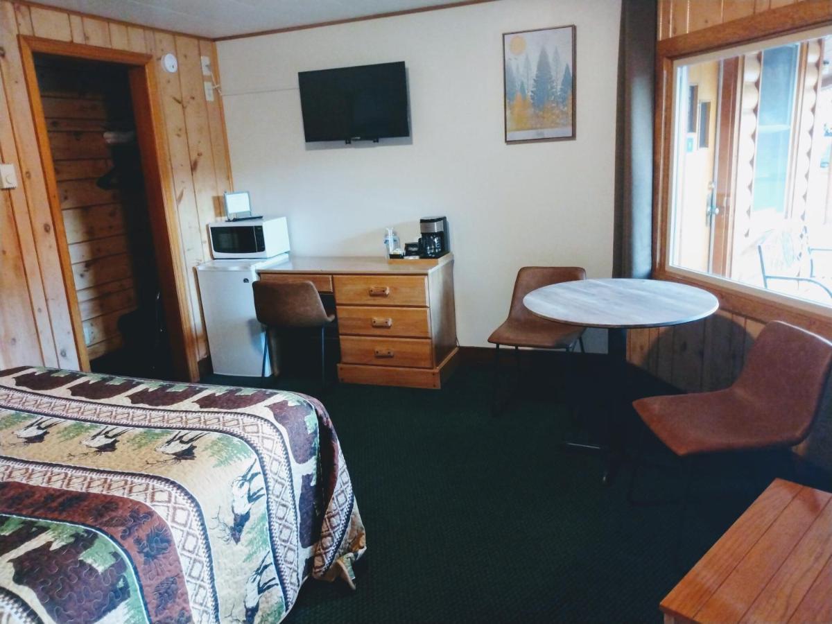 Lone Eagle Motel 2*